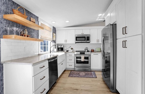 Midtown Apartment | 12 Minutes to Elvis | Classic 1900s Revitalized