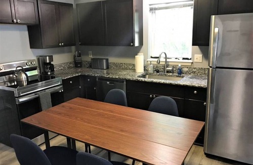 Pontiac Cottage | 12 Myra Ave · Relaxing Cottage by the Lake + Parking