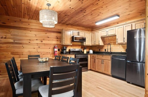Allons Cabin | 12 Person Whispering Oak Lodge 14 - 2 Floors, 3 Bedrooms, Full kitchen