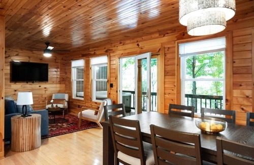 Allons Cabin | 12 Person Whispering Oak Lodge 14 - 2 Floors, 3 Bedrooms, Full kitchen