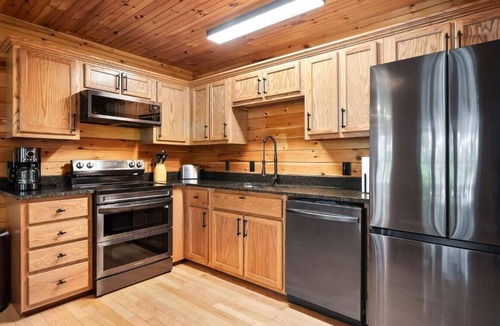 Allons Cabin | 12 Person Whispering Oak Lodge 14 - 2 Floors, 3 Bedrooms, Full kitchen