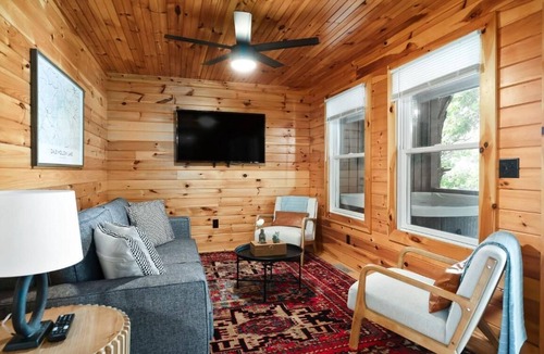 Allons Cabin | 12 Person Whispering Oak Lodge 14 - 2 Floors, 3 Bedrooms, Full kitchen