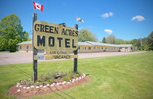 Summerside Apartment | (12) Private Double Suite at Green Acres Summerside