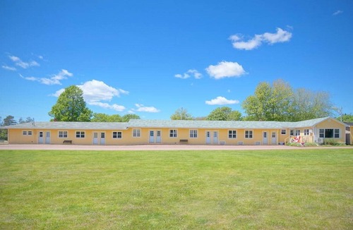 Summerside Apartment | (12) Private Double Suite at Green Acres Summerside