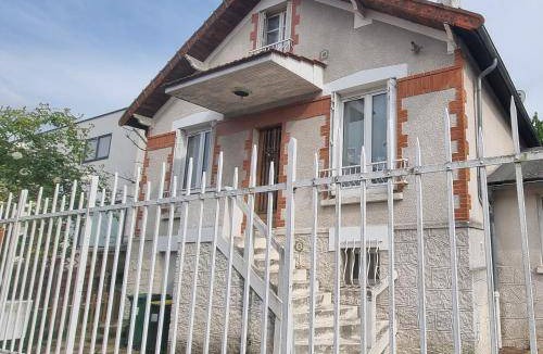 Clamart Villa | 120 m² Villa ∙ 4 bedrooms ∙ 12 guests