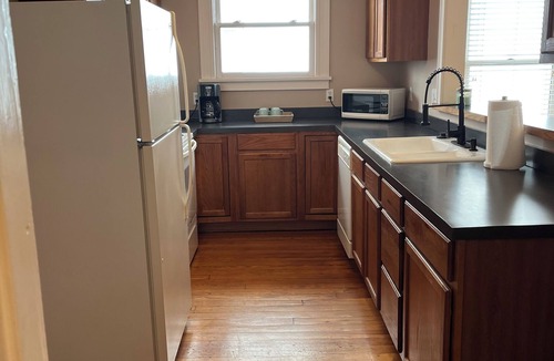 East of Broadway Apartment | 1200 sqft. Cozy 1-bedroom apartment in charming SoMA with Central Air