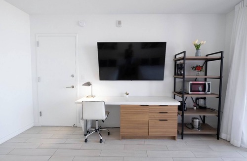 Hallandale Beach Hotel | 1209 B