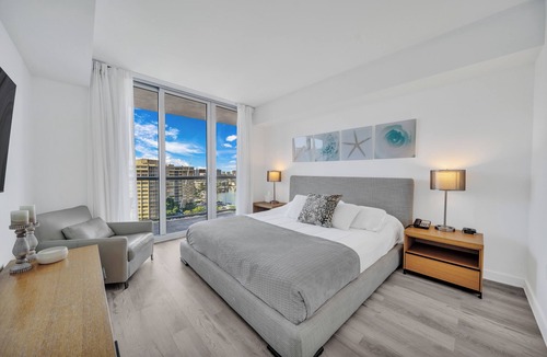 Hallandale Beach Hotel | 1209 B