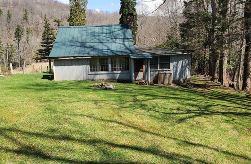 Boone Cabin | 120Yr Old Cabin Great for couple/family, 15 min from Boone, center of 200 acres!