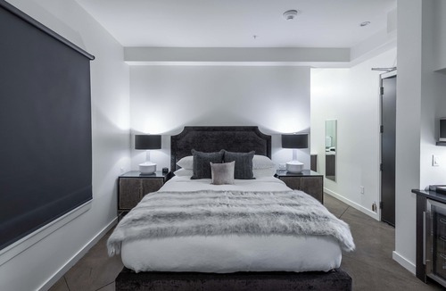West End Hotel | 121 Hotel by AvantStay | Modern Executive Suite w/Juliet Balcony In Nashville!