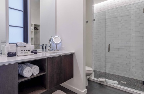 West End Hotel | 121 Hotel by AvantStay | Modern Executive Suite w/Juliet Balcony In Nashville!