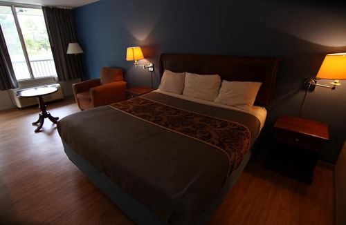 Gold Rock Hotel | 121 Motel Battleboro