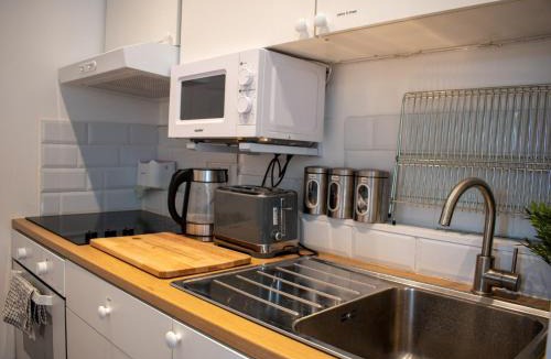 Bishop's Stortford Apartment | 121 Studio - Apartment with Kitchen, Terrace, Stansted Airport Shuttle