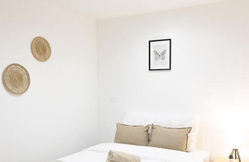 Cambrai Apartment | 1225Location