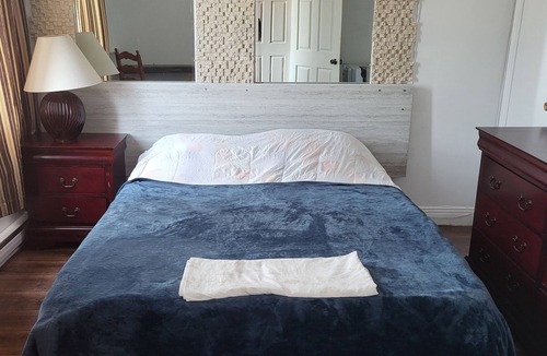 Pont-Viau Apartment | 124/2 A private room in a appartement(queen bed) shared bathroom and kitchen