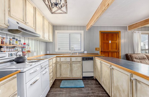 Bayview Boat Rental | 1270 ft² Boat