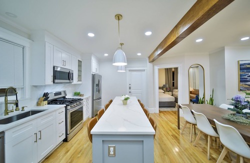 Jones Hill House | 12BR Private Compound Sleeps 35+ Backyard & Parking