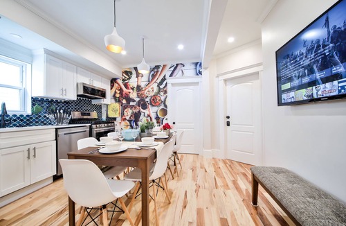 Jones Hill House | 12BR Private Compound Sleeps 35+ Backyard & Parking
