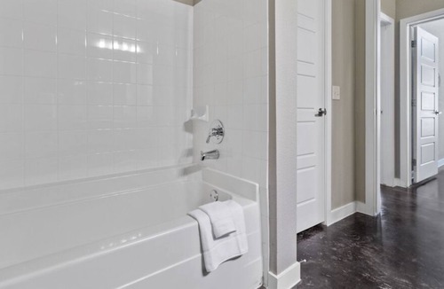 Fort Worth Cultural District Apartment | 12ft Ceilings | King Bed | Luxury Apartment