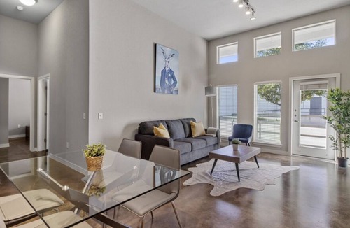 Fort Worth Cultural District Apartment | 12ft Ceilings | King Bed | Luxury Apartment