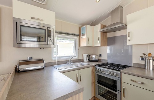 Westmarsh House | 12ft-wide caravan with one double and one twin.