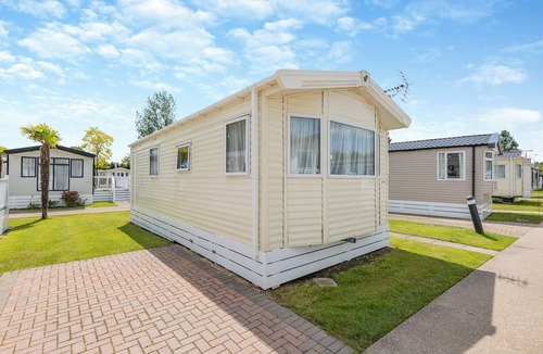 Westmarsh House | 12ft-wide caravan with one double and one twin.