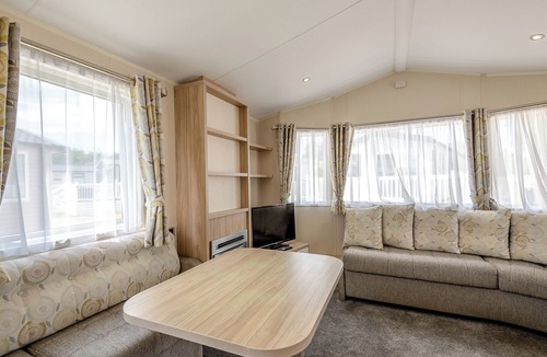 Westmarsh House | 12ft-wide caravan with one double and one twin.