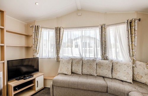 Westmarsh House | 12ft-wide caravan with one double and one twin.