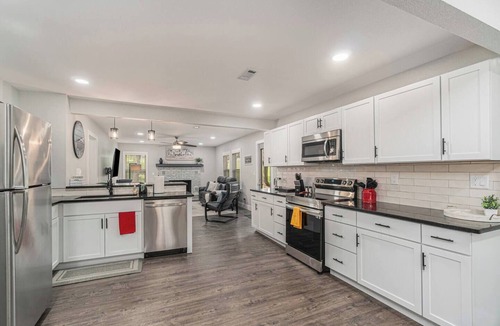 Grandview House | 12m to Belton Outdoor dining Long Stays welcome Huge fully stocked kitchen Master Suite On-site laundry Utilities included Fuller furnished Natural light Block out shades