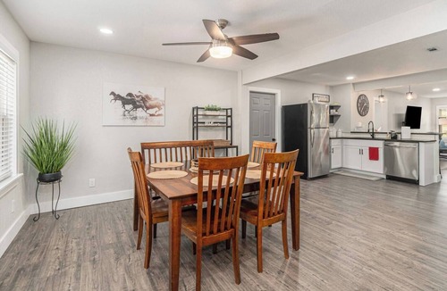 Grandview House | 12m to Belton Outdoor dining Long Stays welcome Huge fully stocked kitchen Master Suite On-site laundry Utilities included Fuller furnished Natural light Block out shades