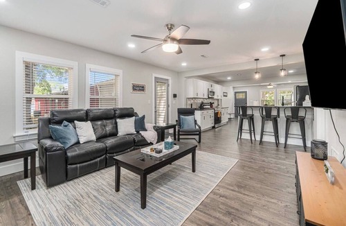 Grandview House | 12m to Belton Outdoor dining Long Stays welcome Huge fully stocked kitchen Master Suite On-site laundry Utilities included Fuller furnished Natural light Block out shades