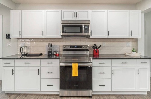 Grandview House | 12m to Belton Outdoor dining Long Stays welcome Huge fully stocked kitchen Master Suite On-site laundry Utilities included Fuller furnished Natural light Block out shades