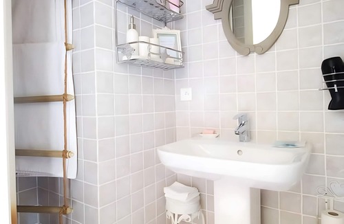 Suzay Bed & Breakfast | 12m² Guest Room with Private Bathroom, Pool, Shared Garden & Wi-Fi – Chic & Charme