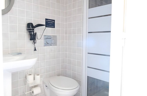 Suzay Bed & Breakfast | 12m² Guest Room with Private Bathroom, Pool, Shared Garden & Wi-Fi – Chic & Charme