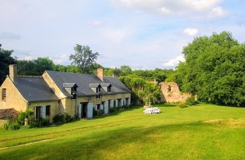 Pont-de-Ruan House | 12th-century abbey, private heated swimming pool. Events welcome.