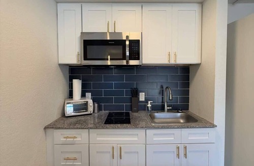 St. Johns Apartment | [13] ATX Studio: 2 Twins, Access to Gym & Laundry