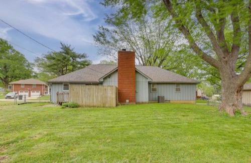 Blue Springs House | 13 Mi to Arrowhead: Family-Friendly Home w/Yard