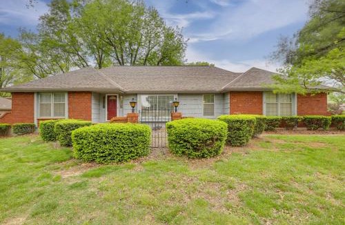 Blue Springs House | 13 Mi to Arrowhead: Family-Friendly Home w/Yard