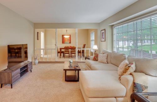 Blue Springs House | 13 Mi to Arrowhead: Family-Friendly Home w/Yard