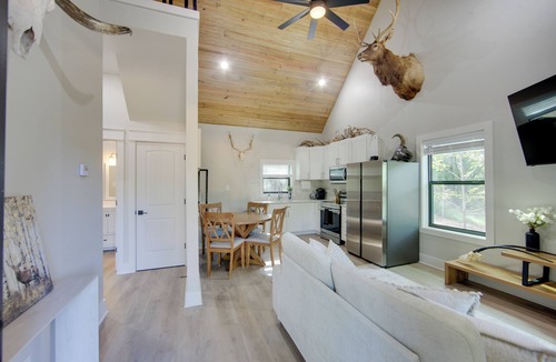 Palestine Cabin | 13 Mi to Dtwn Palestine: Modern Cabin w/Fire Pit