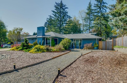 East Lake Hills Apartment | 13 Mi to Dtwn Seattle! 'The Nest' Apt w/Balcony
