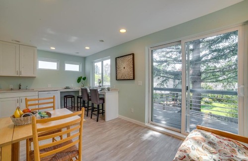 East Lake Hills Apartment | 13 Mi to Dtwn Seattle! 'The Nest' Apt w/Balcony