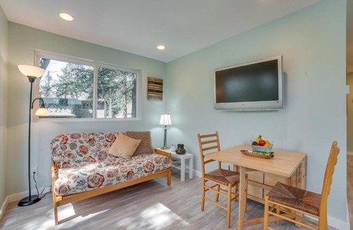 East Lake Hills Apartment | 13 Mi to Dtwn Seattle! 'The Nest' Apt w/Balcony