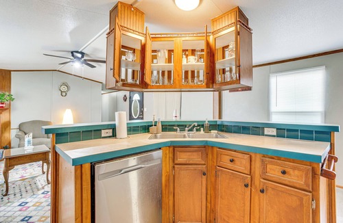 Edmond Cottage | 13 Mi to Okc: Edmond Home w/Pool Access!