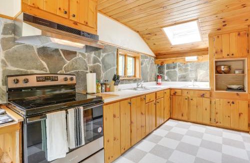 Shohola House | 13 Mi to Ski Big Bear Updated Getaway with Deck