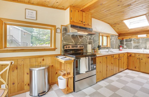 Shohola House | 13 Mi to Ski Big Bear: Updated Getaway w/Deck