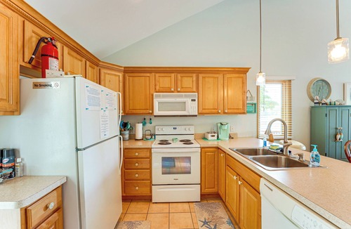 Grand Junction Cottage | 13 Mi to South Haven: Lakefront Retreat w/Dock!