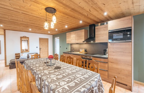 Mont-de-Lans Apartment | 130m² apartment at the foot of the slopes - fireplace - private 2-car garage