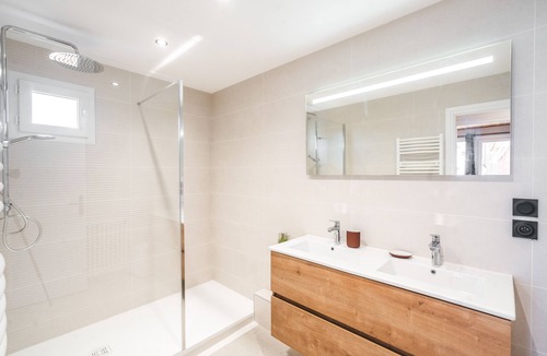 Mont-de-Lans Apartment | 130m² apartment at the foot of the slopes - fireplace - private 2-car garage