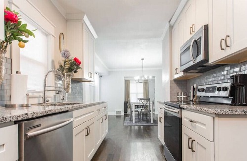 Kansas City House | 1312 E 44th St KCMO · Private Suite close to Plaza! Long term Welcome!